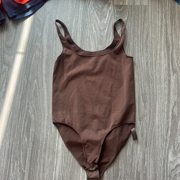 skims scoop neck brown bodysuit - Picture 2 of 3